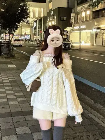 Kerry 케리 왕홍 오프숄더 케이블 니트 KR13336