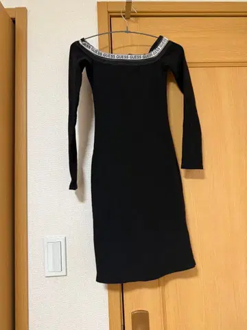 GUESS 오프숄더 긴팔 미니 원피스