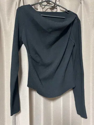 mystic 블랙 오프숄더 리브 니트