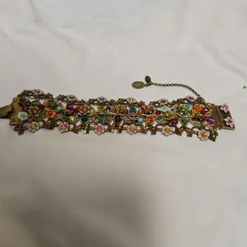 미하엘 네그린의 다채로운 꽃과 비즈 장식 팔찌