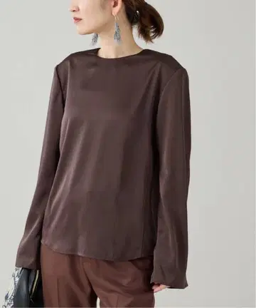 미사용 새상품 IENA 브라운 긴팔 셔츠 V넥 백 디자인