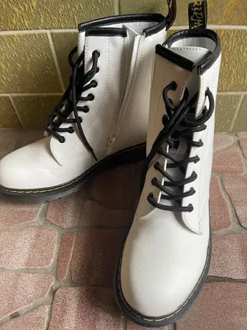 화이트 워크 부츠 지퍼 포함