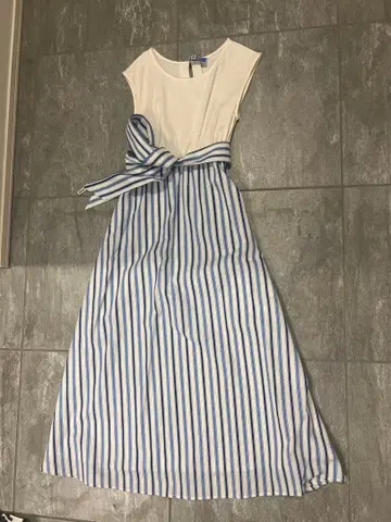 슬리브리스 무릎 기장 원피스 화이트 블루 스트라이프
