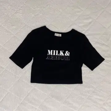 MILK & HONEY 크롭 T셔츠 블랙