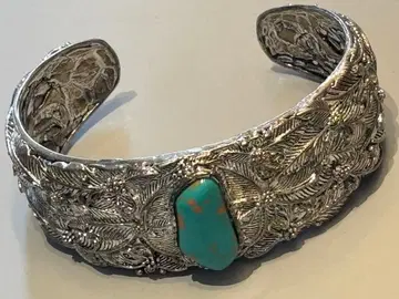 터콰이즈풍 장식 은색 뱅글 묵직한 질감 각인 없음 재질 불명 텍스처 마감