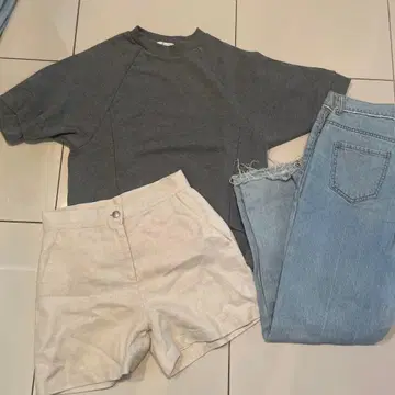 AKTE 그레이 티셔츠 & 화이트 숏팬츠 셋업