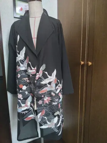 검은 학과 파도, 그리고 경사스러운 무늬의 테일러드 재킷