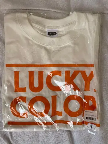 아이묭 럭키 컬러를 신체 곳곳에 입은 T셔츠 S 사이즈