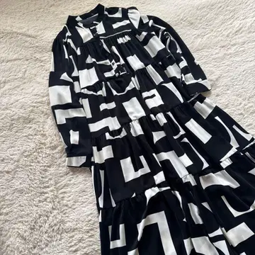 PaulineBleu 폴린느브로 기하학 패턴 티어드 원피스