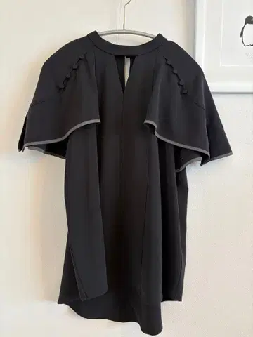 PUBLIC TOKYO 케이프 하프 슬리브 블라우스