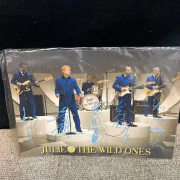 JULIE & THE WILD ONES 사인 포함 사진