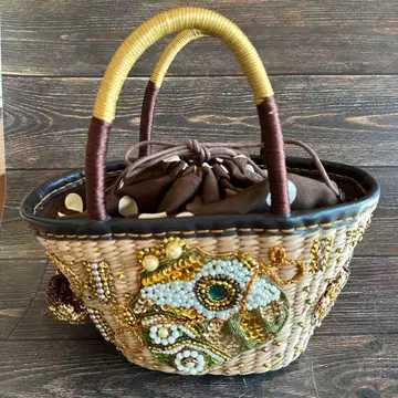 비즈 장식 바스켓백 복조리 포함 도트 무늬 내추럴 핸드백 개성파