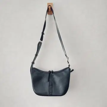 새상품급 이자크 하프문 바디 숄더백 가죽