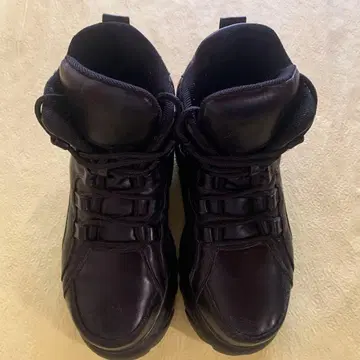 통굽 블랙 하이컷 부츠