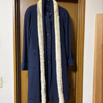 캐시미어 100% 네이비 퍼(fur) 부착 롱 코트 가격 인하 협상 가능