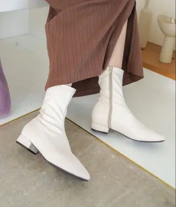[새상품급!!] 스퀘어토 로우힐 스트레치 미들 부츠 화이트 LL
