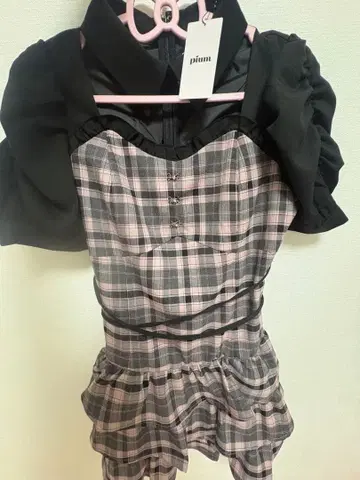 pium 컷 아웃 크로스 티어드 원피스 핑크 체크