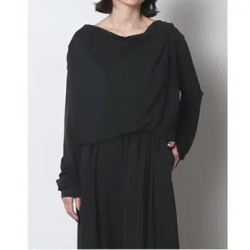 [택 포함 새상품] [meri] 피치 스킨 드레이프 상의 블랙