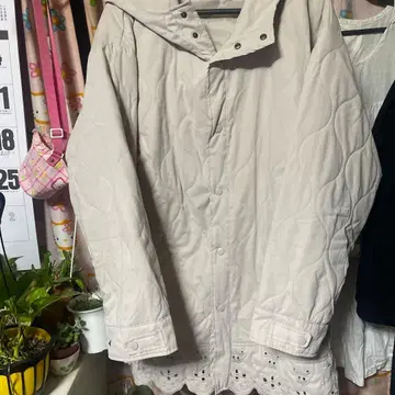 자수 장식 라이트 베이지 퀼팅 자켓