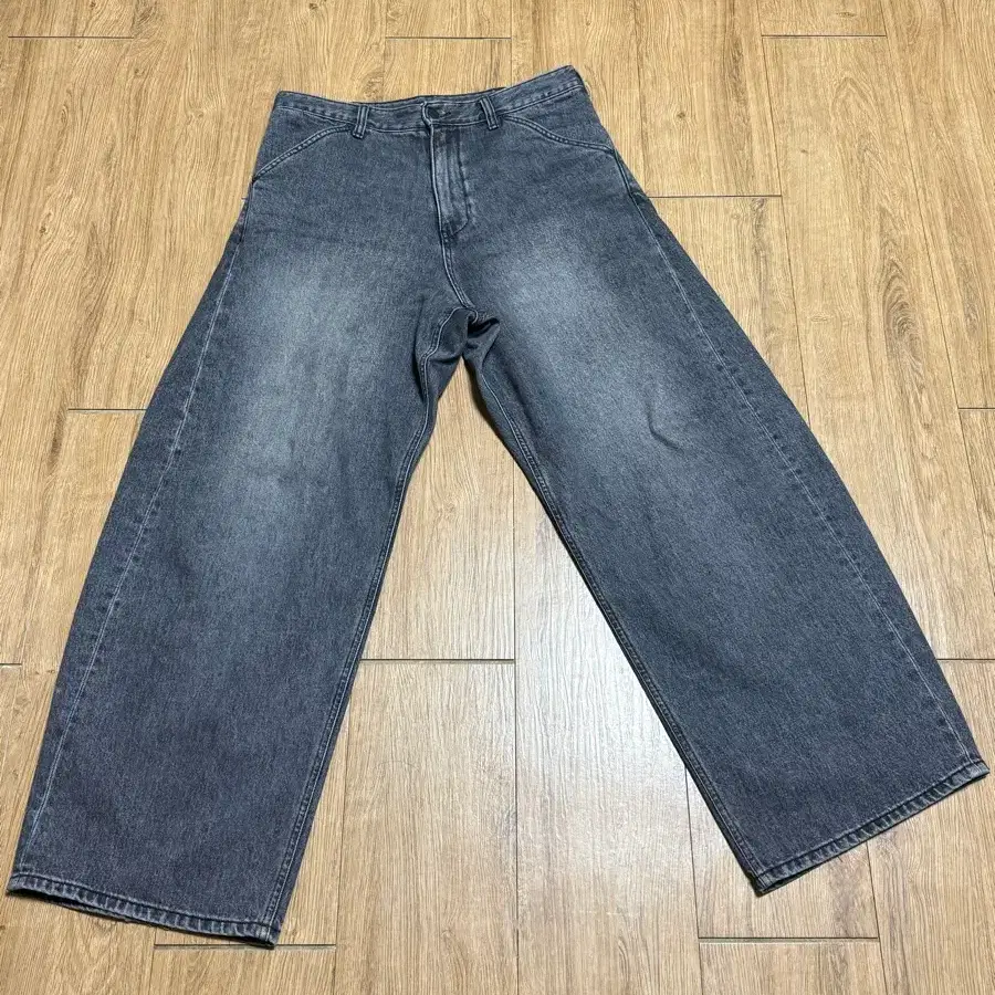 Hatchingroom Wide Curve Jeans on Bunjang Global Site.
