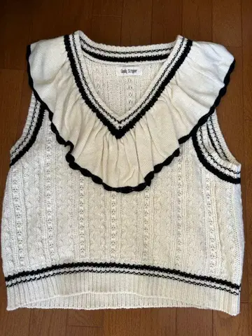 candystripper 프릴 니트 베스트