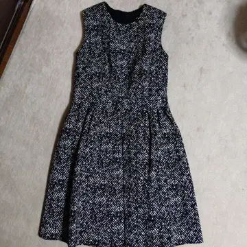 폴카 슬리브리스 무릎 기장 원피스 블랙과 화이트 헤링본