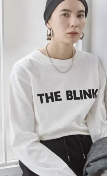 ANGIE 플로키 프린트 로고 긴팔 티셔츠