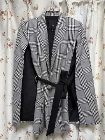 그레이 계열 체크 케이프 자켓 리버 아일랜드