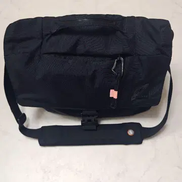 MAMMUT 블랙 메신저 백