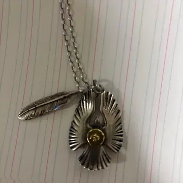 Goro's 이글 펜던트 깃털 포함