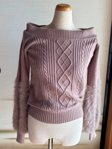 립 서비스 베이지 핑크 오프숄더 니트