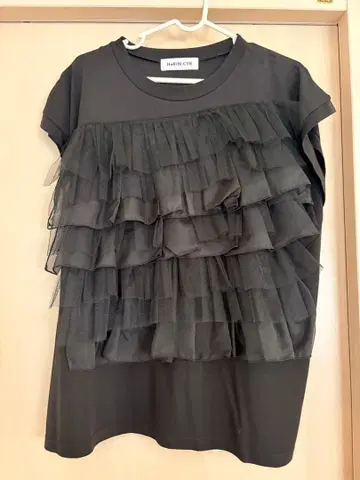 해린 도트 사이 메니 개더 어태치먼트 상의 튤 프릴 블랙