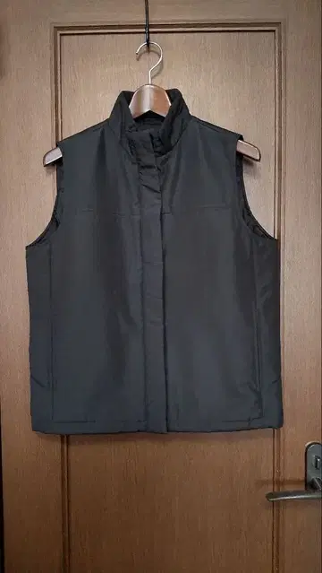 심플한 디자인의 브라운 베스트 M NARCISSUS 미사용품