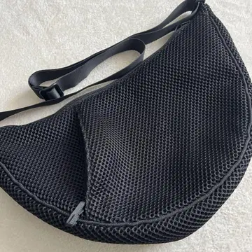 유니클로 메쉬 하프문 바디백 블랙