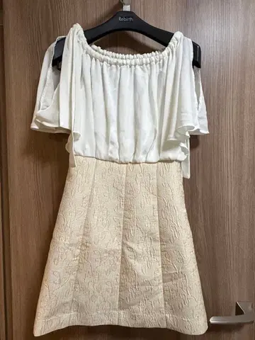 MERCURYDUO 머큐리 듀오 오프숄더 미니 원피스