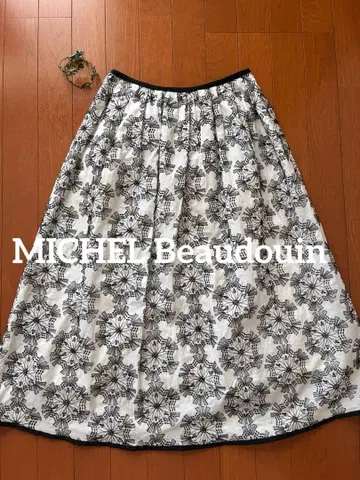 새상품급 미쉘 보드원 자수 꽃무늬 플레어 스커트 모노톤 1 루즈핏