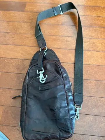 다니엘 & 밥 PIPPO 로디 가죽 바디백 주름 가공