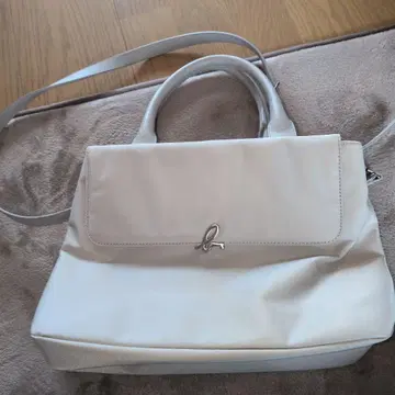 화이트 숄더백 agnes b