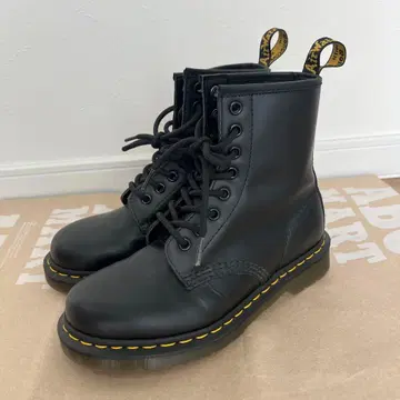 닥터마틴 블랙 가죽 하이컷 부츠