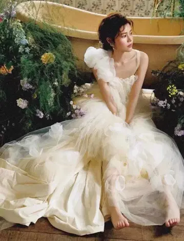 아이보리 플라워 장식 A라인 웨딩 드레스