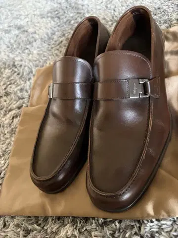 [ 새상품 미사용 ] Ferragamo 브라운 로퍼 버클 포함