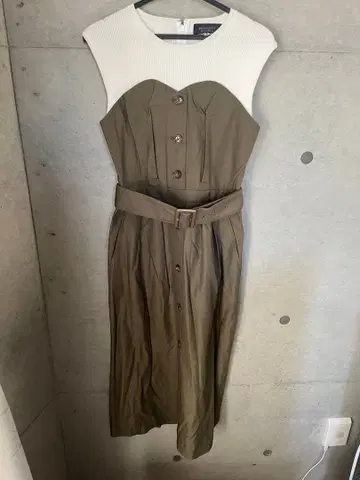 JUSGLITTY 미사용 새상품 리브 도킹 카키 민소매 원피스