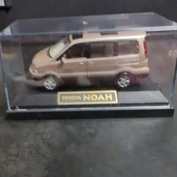 도요타 노아 1/43 스케일 미니카