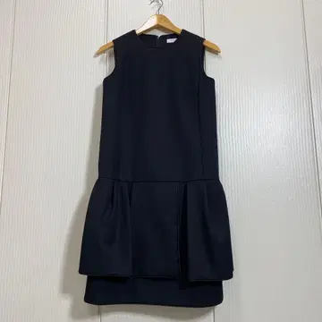 ADORE 어도어 턱 랩 슬리브리스 원피스