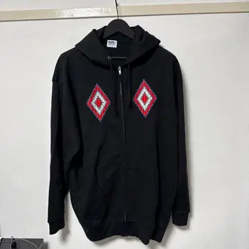 Pherrow's (페로우즈) 네이티브 무늬 자수 집업 후디