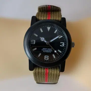 커스텀품 기계식 같은 쿼츠로 환장 다이소 밀리터리 워치 블랙 베이스