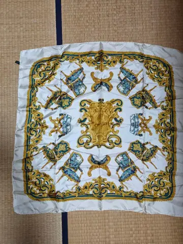 실크 스카프 골드 컬러와 파란색 장식 100% 실크