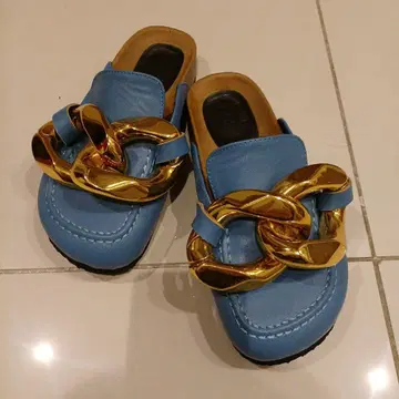 파란색 샌들 골드 컬러 체인 장식