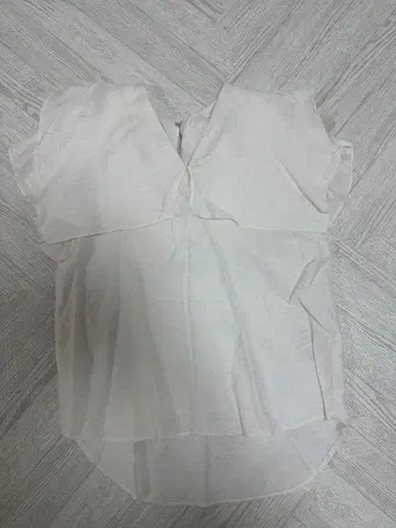 NOBLE 퍼지 린넨 스퀘어 케이프 블라우스 프릴 포함 화이트 반팔 셔츠