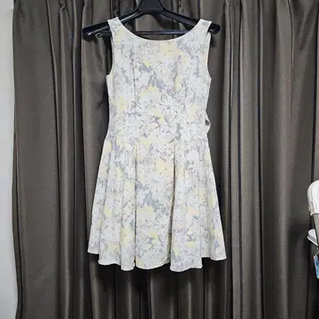 머큐리 디오 꽃무늬 슬리브리스 미니 원피스